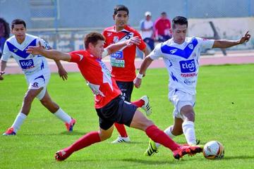 Miguel Hoyos trata de evitar que su marcador obtenga el balón.