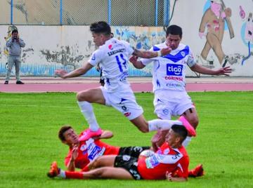 La defensa de la banda roja es superada por su rival.
