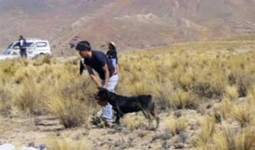 El dueño sostiene al can en el lugar donde ocurrió la reyerta.