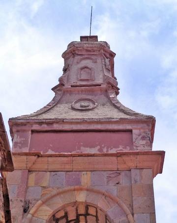 Se nota la pérdida de una parte de la torre.