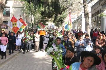 Los trabajadores de la prensa llevaron el féretro.