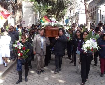Los trabajadores de la prensa llevaron el féretro.