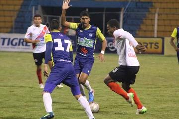 Jenrry Alaca (d) trata de pasar a sus rivales.