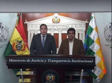 Los ministros de Justicia y Desarrollo Productivo, Héctor Arce y Eugenio Rojas, en conferencia de prensa.