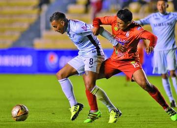William Ferreira (i) trata de dominar el balón ante la presión del rival.