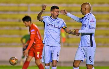 Juan Carlos Arce y Marcos Riquelme festejan uno de los goles.