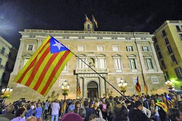 Ciudadanos se concentran delante del Palau de la Generalitat.