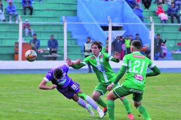 Vladimir Castellón cabecea el balón para convertir el único gol del partido.