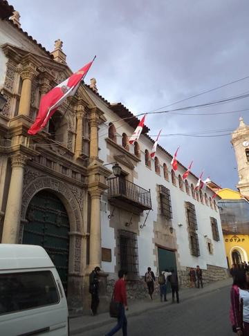 La Casa de Moneda luce las banderas rojo y blanco.
