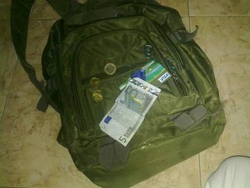 Secuestran dos mochilas llenas de dinero