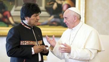 El presidente Evo Morales junto a Francisco en El Vaticano, el 15 de abril de 2016.