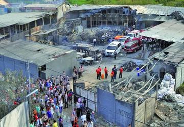 Arde fábrica de fuegos artificiales y deja 47 muertos en Indonesia
