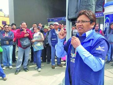 El artista boliviano Raúl Mamani.