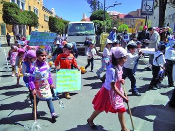 Estudiantes marchan por una cuidad sin basura