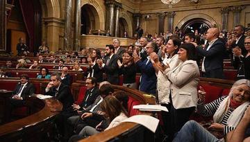 Cataluña se declara independiente y el gobierno llama a elecciones