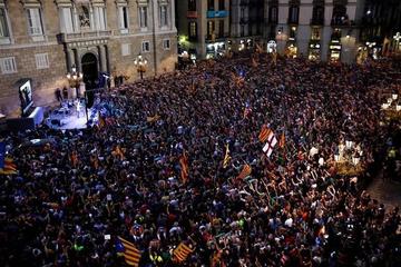 Miles de personas se concentran esta noche en la Plaza de Sant Jaume de Barcelona.