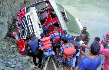 Autobús cae a un río en Nepal y provoca la muerte de 31 personas