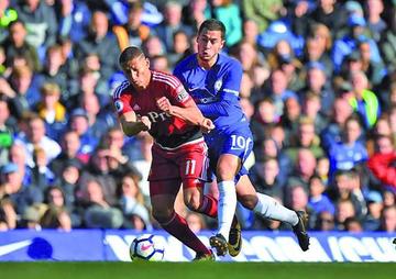 Hazard acerca a Chelsea a puestos de “Champions”