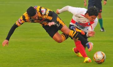 Los rivales chocan en pos de quedarse con el esférico.