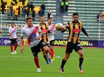 Miguel Hoyos y Rodrigo Ramallo buscan adueñarse del balón.