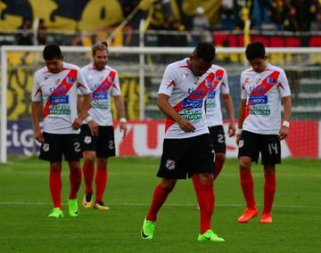 La gráfica muestra la desazón del plantel visitante tras otra derrota.