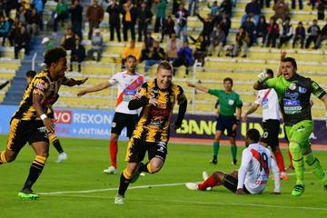 Alejandro Chumacero (c) festeja el gol del triunfo para el local.