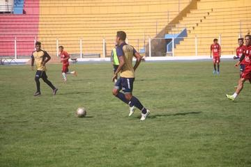 El plantel lila durante su último ensayo de futbol en el estadio de la zona de San Clemente.