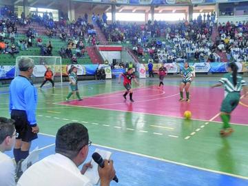 La Unidad Educativa 9 de abril, Potosí, en la final ante Luis Barrancos, de Santa Cruz.