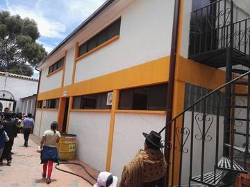 Baños nuevos aparecen quebrados