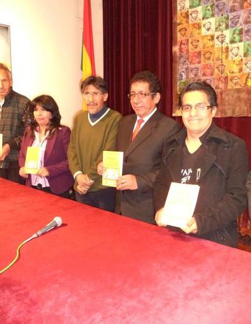 El autor y funcionarios muestran el material en la Casa de Moneda.