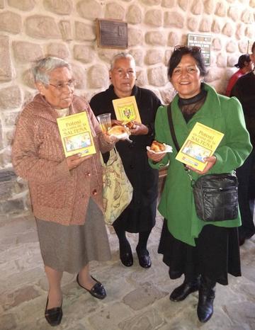 La población muestra el libro, la salteña y un refresco popular.