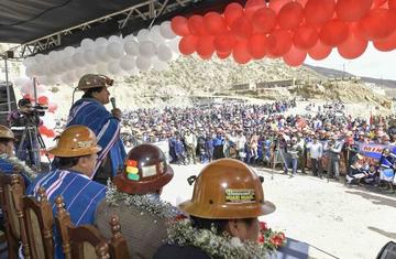 El acto de entrega del camino asfaltado Don Diego - Huari Huari.