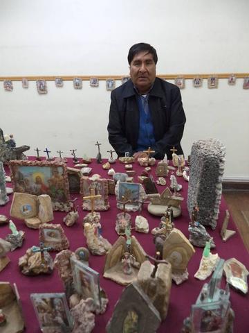 Abre muestra de artesanías de piedras, cristales y tallos 