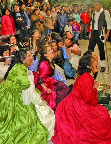 Un grupo de señoritas interpretan a las mujeres españolas.