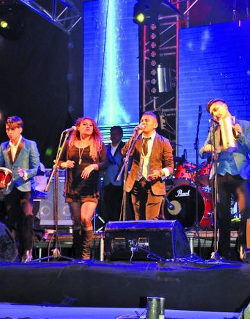 Cantaron en la serenata el grupo "La nueva esquina".