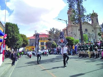 El Colegio Nacional Mixto Jesús Valle rindió su homenaje.