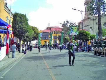 La Unidad Educativa de Santa Lucía estuvo presente.