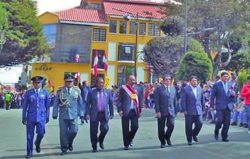 Las autoridades encabezaron el desfile escolar. Al centro, el presidente del Concejo.