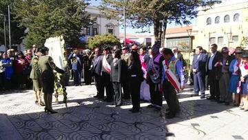 Las instituciones presentaron sus ofrendas florales.