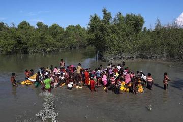 Cientos de Rohinyás escapan en precarias balsas hacia Bangladés