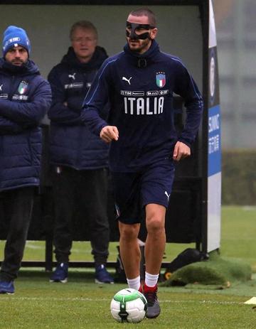 Una Italia contra las cuerdas recibe a Suecia