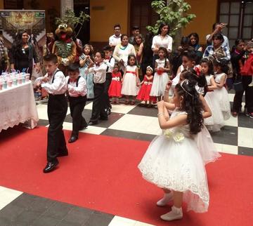 Los niños candidatos y los organizadores del acontecimiento.
