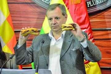 El senador Gonzales usó hamburguesas como ejemplo.