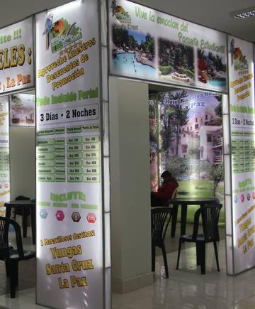 Uno de los puestos está listo para exhibir sus productos.