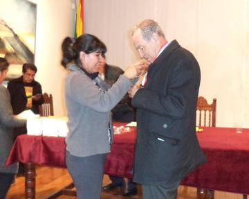 Mariano Baptista recibe el presente.