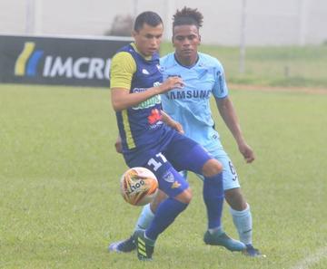 Juan Zampiery y Leonel Morales buscan quedarse con el balón.