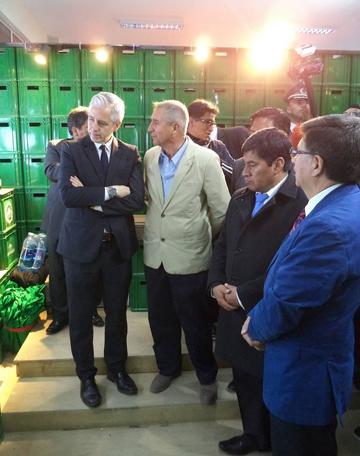 El vicepresidente García Linera visita el puesto de la cervecería potosina.