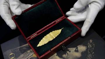 Venden hoja de oro de una gran corona