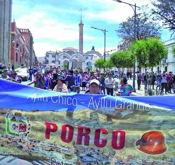 Los pobladores marcharon ayer en la ciudad de Potosí.