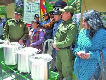 Policía entrega donativo a una mujer que perdió en incendio